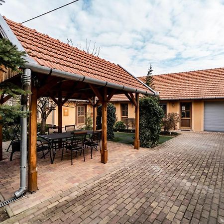 Estike Apartman Дьюла Экстерьер фото