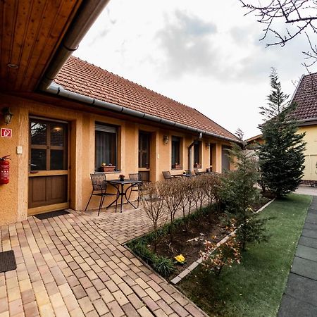 Estike Apartman Дьюла Экстерьер фото
