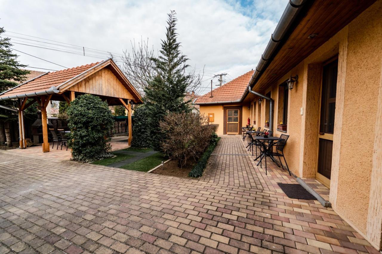 Estike Apartman Дьюла Экстерьер фото