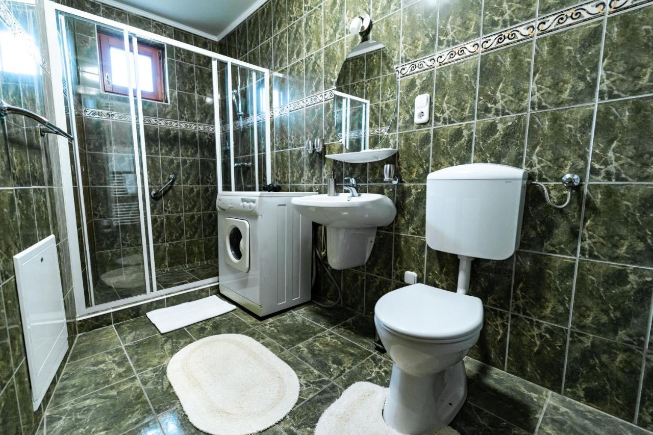 Estike Apartman Дьюла Экстерьер фото