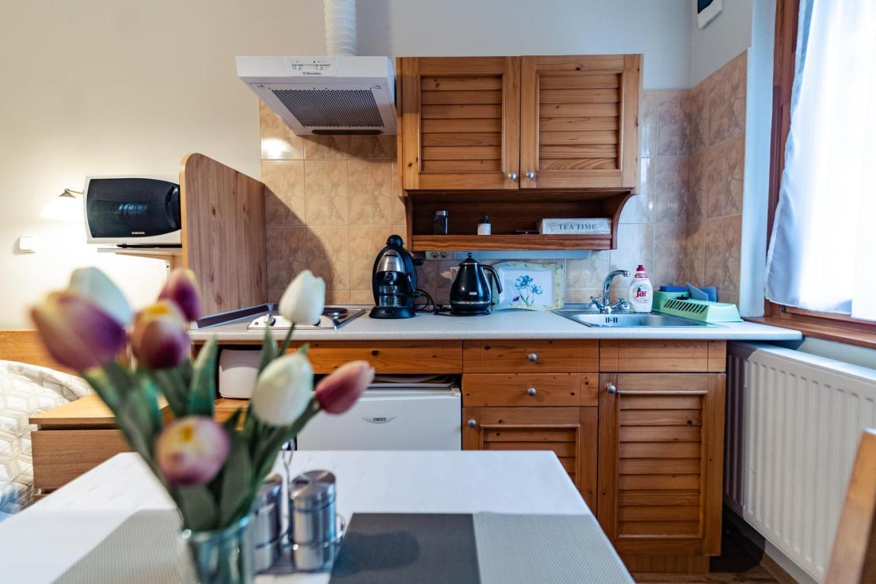 Estike Apartman Дьюла Экстерьер фото