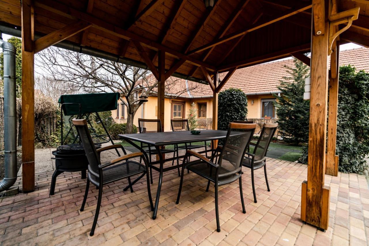 Estike Apartman Дьюла Экстерьер фото