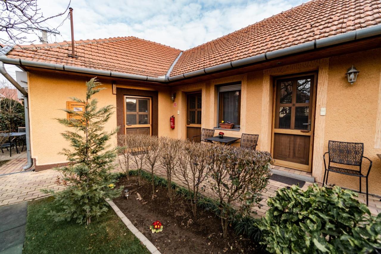 Estike Apartman Дьюла Экстерьер фото